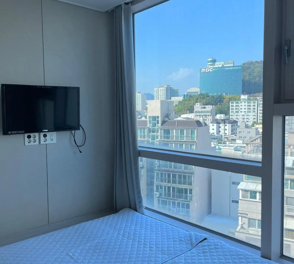 Apartment # Special Hotpl Central Location & Gwangalli Beach 3-Minute Walk & Mountain View Busan