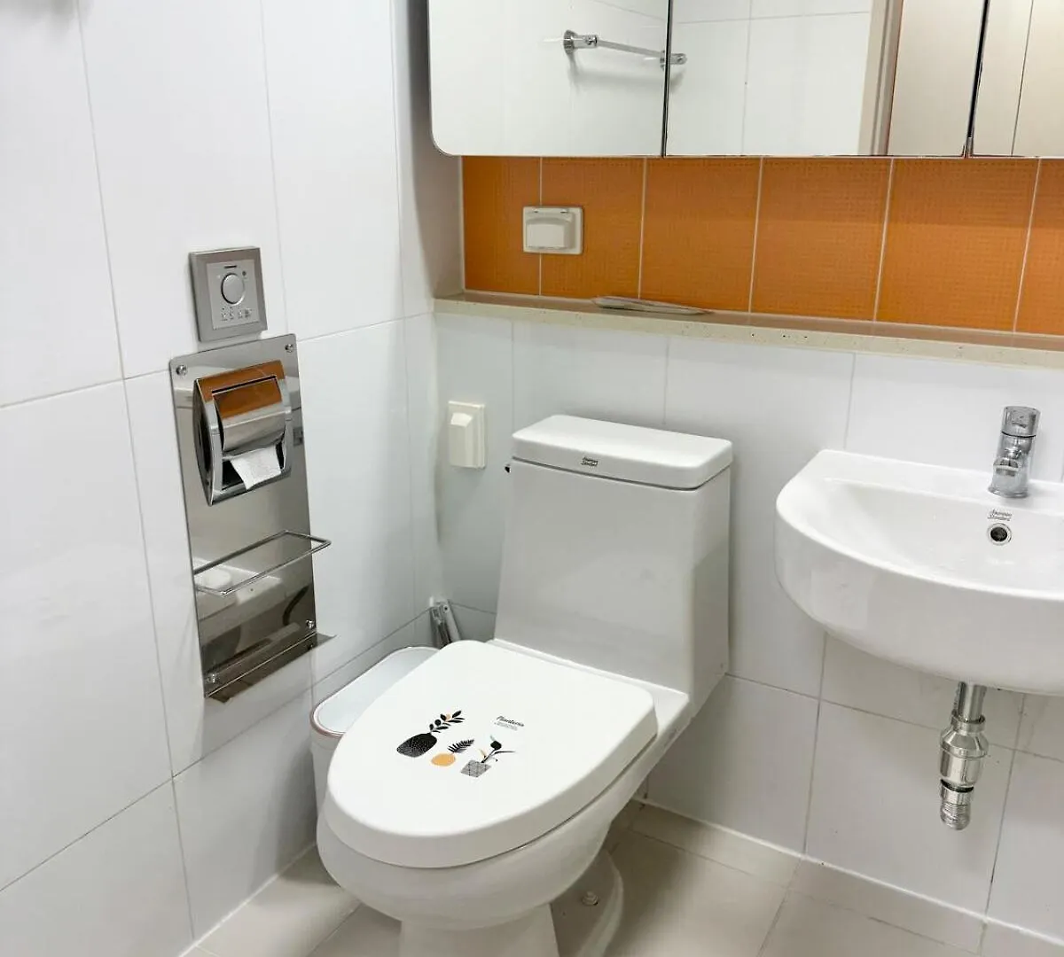 Apartment # Special Hotpl Central Location & Gwangalli Beach 3-Minute Walk & Mountain View Busan