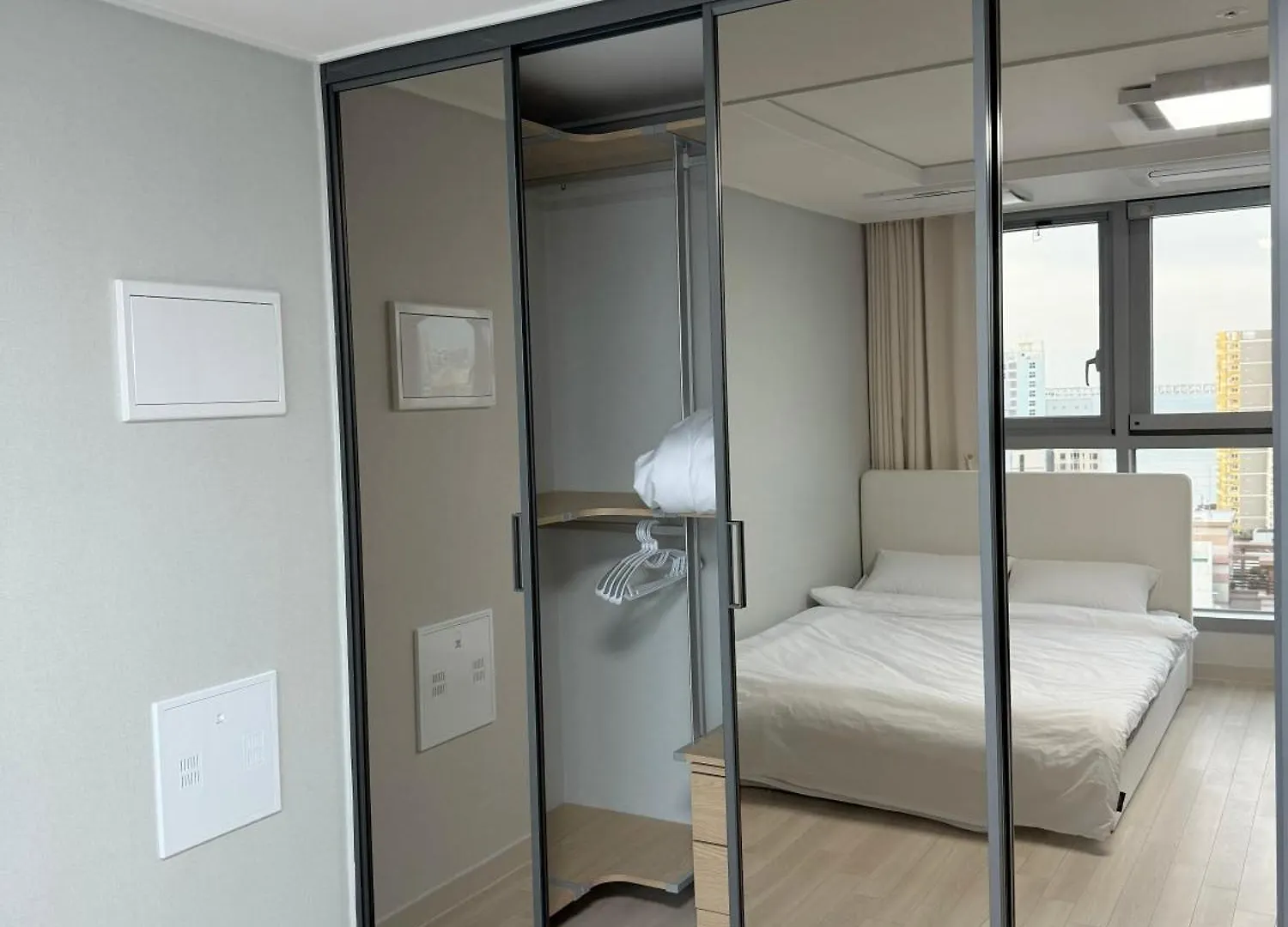 Apartment # Special Hotpl Central Location & Gwangalli Beach 3-Minute Walk & Mountain View Busan